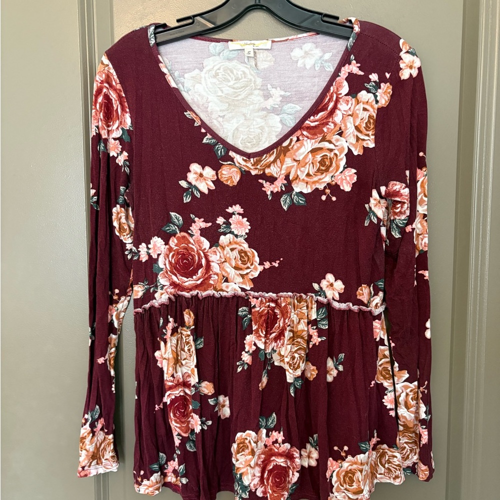 ANDREE BY UNIT Floral Print Top with Burgundy Accents